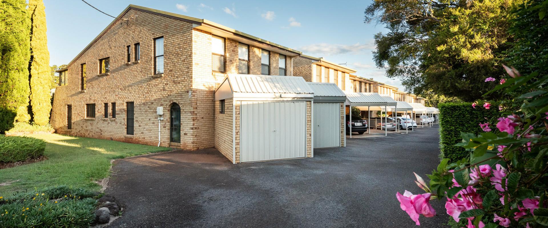 Jen Taylor Properties Spacious, furnished unit located in sought