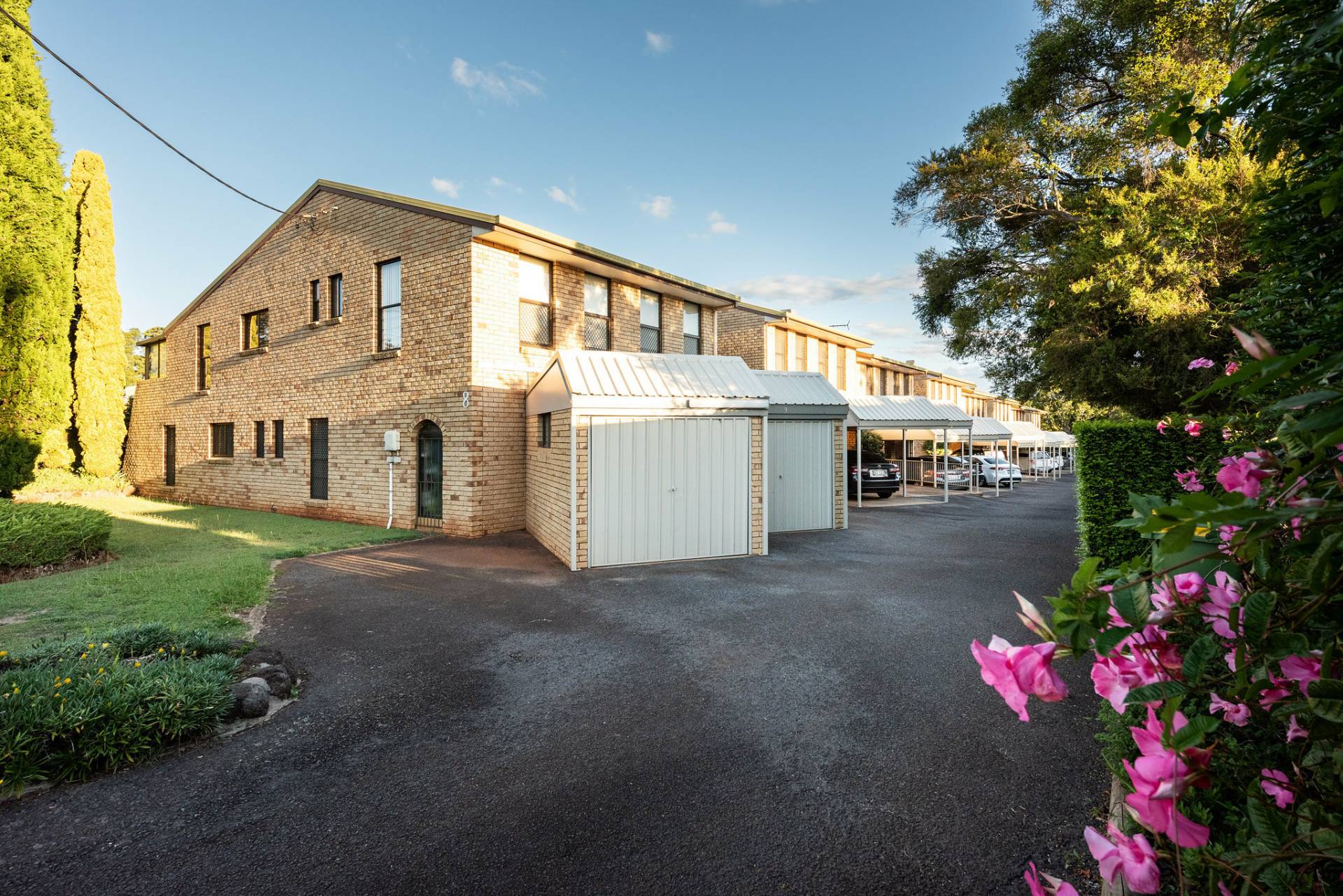 Jen Taylor Properties Spacious, furnished unit located in sought