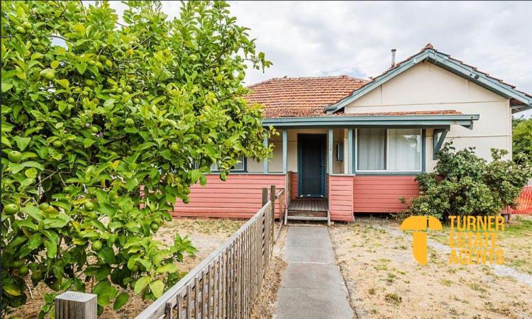 DEVELOPMENT POTENTIAL - ZONED R20/50 - SUBDIVISABLE BLOCK WITH A BONUS HOUSE.