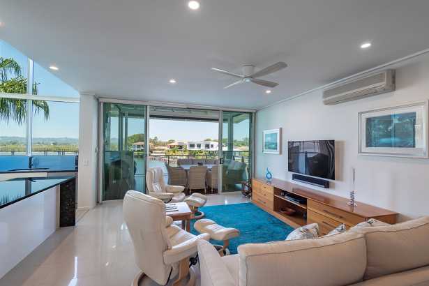 Stylish Top-Foor Apartment with Stunning Views