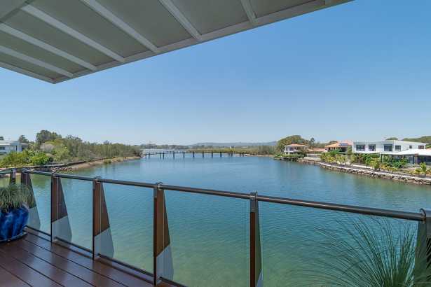 Stylish Top-Foor Apartment with Stunning Views