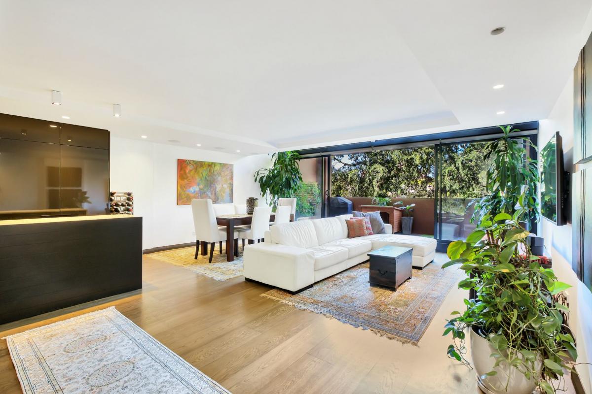 OVERSIZED HOME IN THE HEART OF POTTS POINT