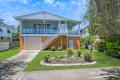 PICTURESQUE FAMILY HOME JUST MOMENTS FROM THE SHOPS !