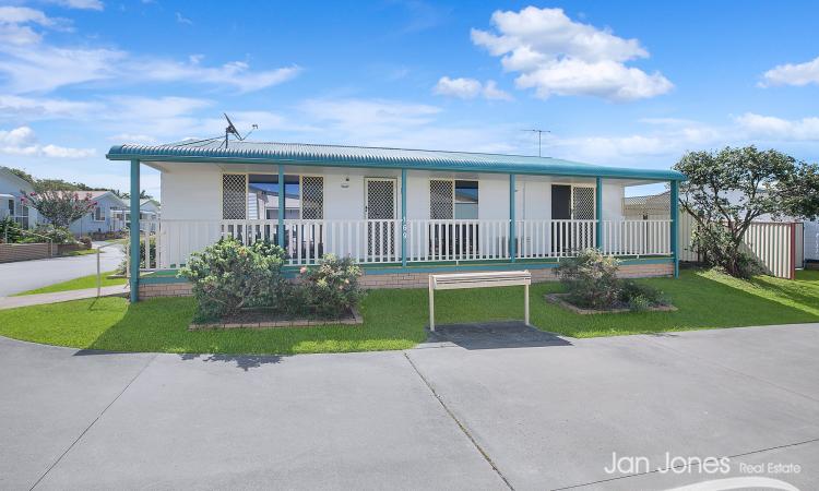 WOW – 3 BEDROOM - 2 BATHROOMS – PALM LAKES