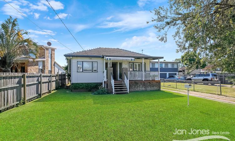 BEACHSIDE COTTAGE - WALK TO WATER