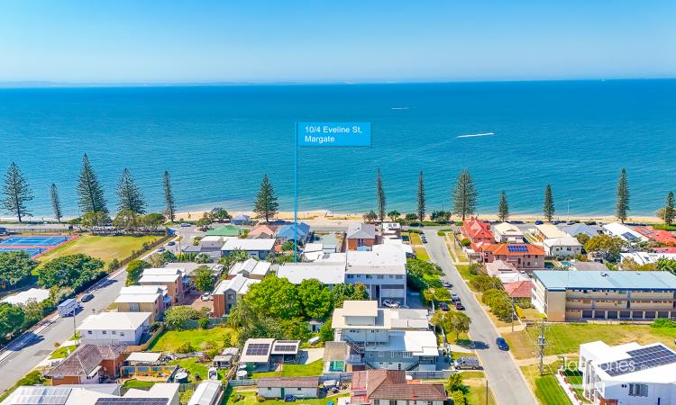 OVERLOOKING MORETON BAY !