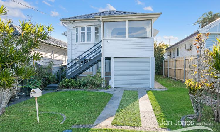 BEACHSIDE COTTAGE - WALK TO WATER