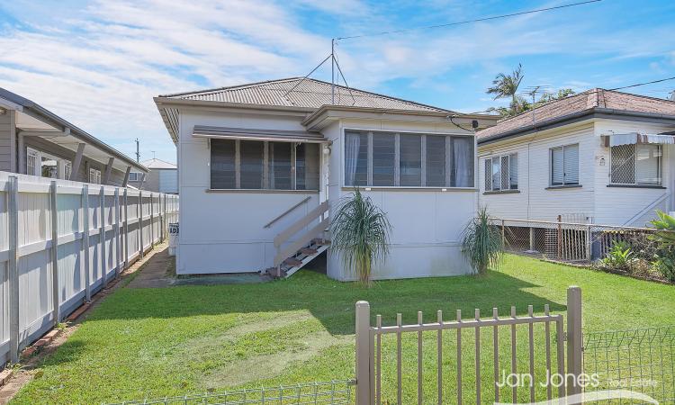 RENOVATE OR KNOCKDOWN IN WOODY POINT