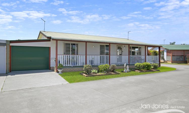 COASTAL LIVING- 3 BEDROOM RESORT- OVER 50'S