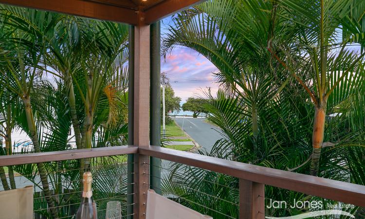 WATER VIEWS- QUEENSLANDER- TROPICAL OASIS