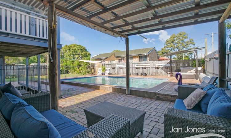 WALK TO SHOPS - AFFORDABLE LIVING + POOL