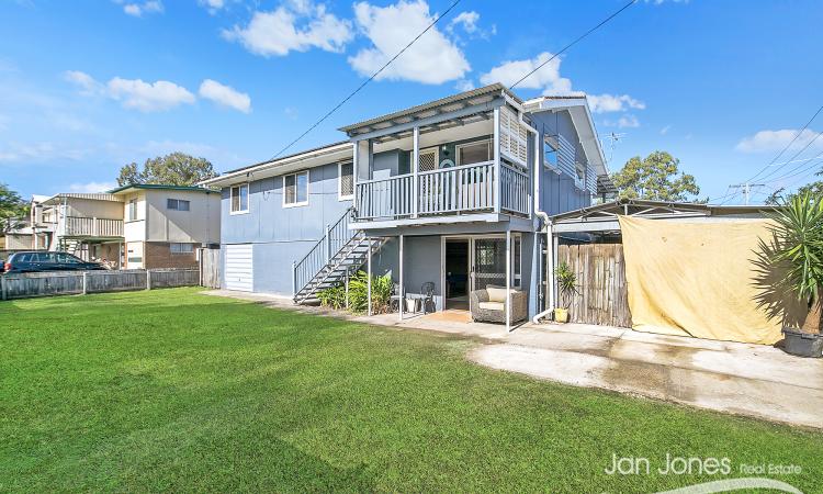 WALK TO SHOPS - AFFORDABLE LIVING + POOL