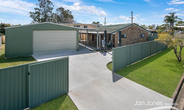 COMFORTABLE FAMILY LIVING WITH WORKSHOP - SHED