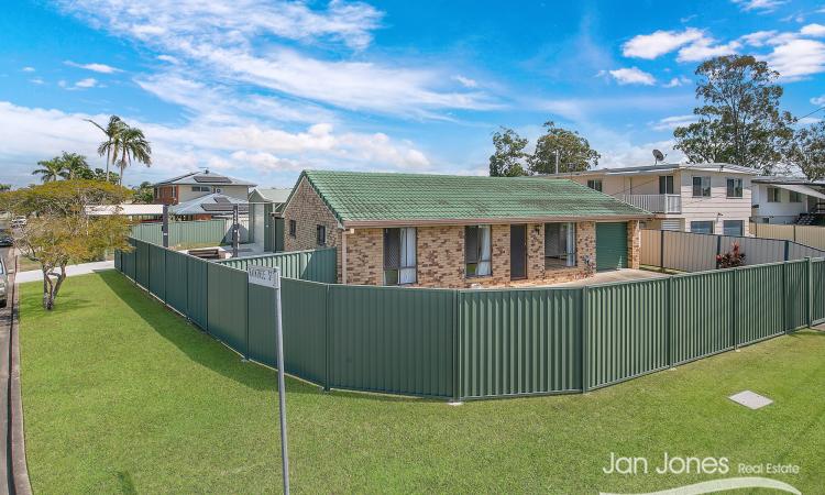 COMFORTABLE FAMILY LIVING WITH WORKSHOP - SHED