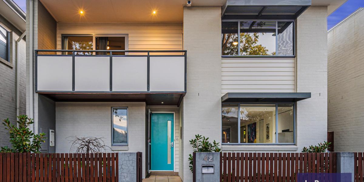 5 min WALK to Town Centre and Metro!