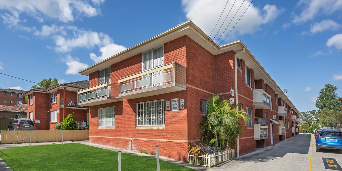 BEAUTIFUL RENOVATED TOP FLOOR UNIT