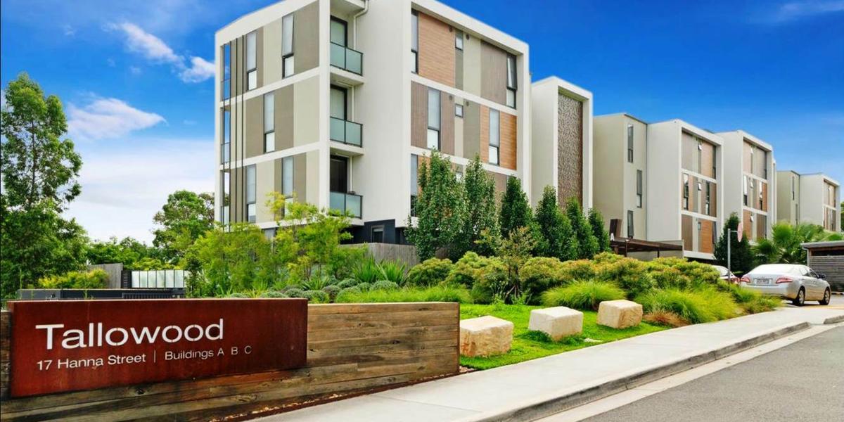 Modern garden unit in desirable complex !