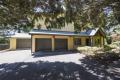 Stunning home and garden – minutes from lake and village!