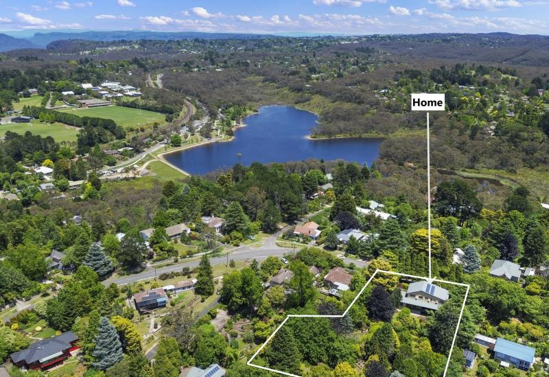 Stunning home and garden – minutes from lake and village!