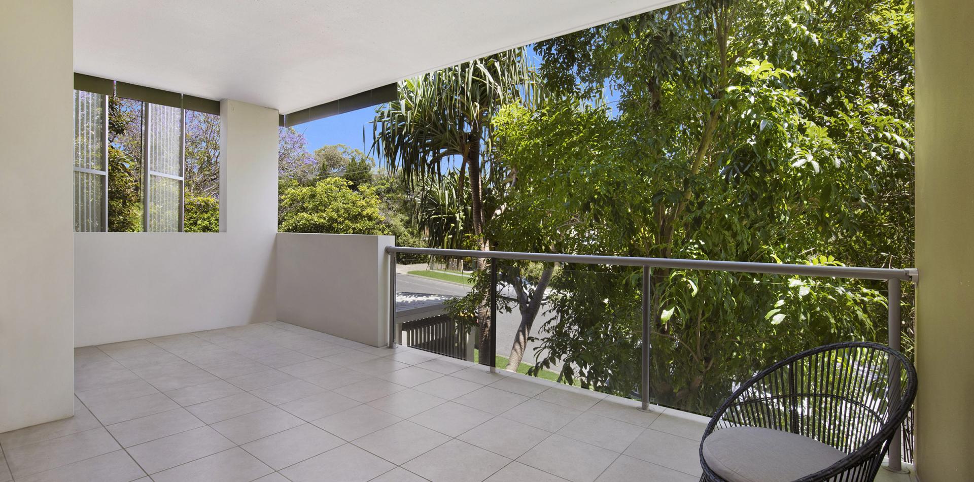IMMACULATE AND CONTEMPORARY, LUXURIOUSLY LARGE BALCONY WITH PRIVATE