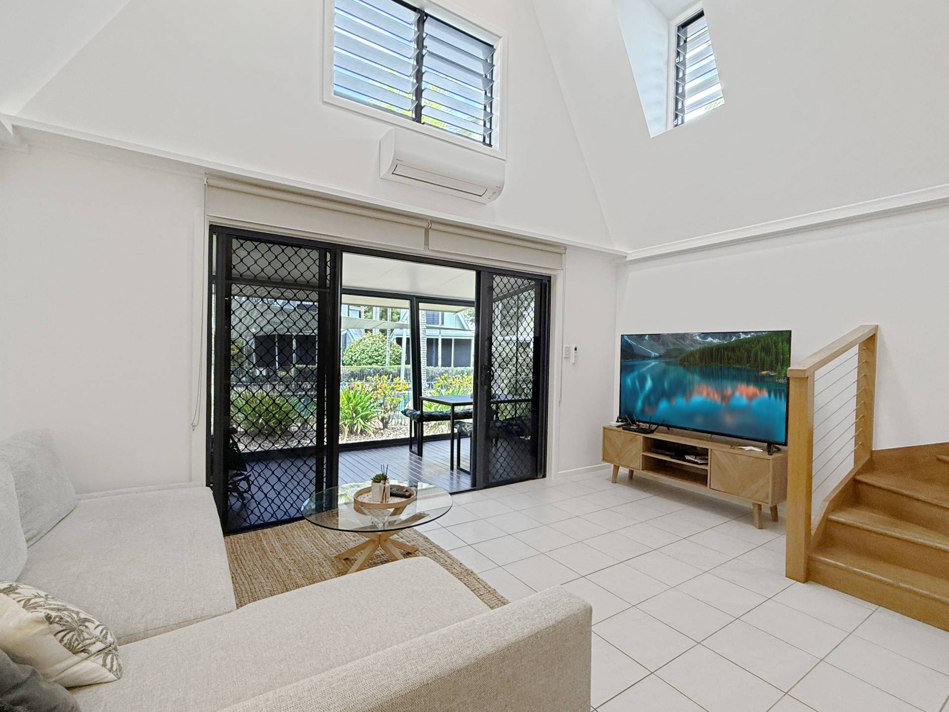 10, 42 Yates Street 'Canopy', Nelly Bay - Thumbnail 6