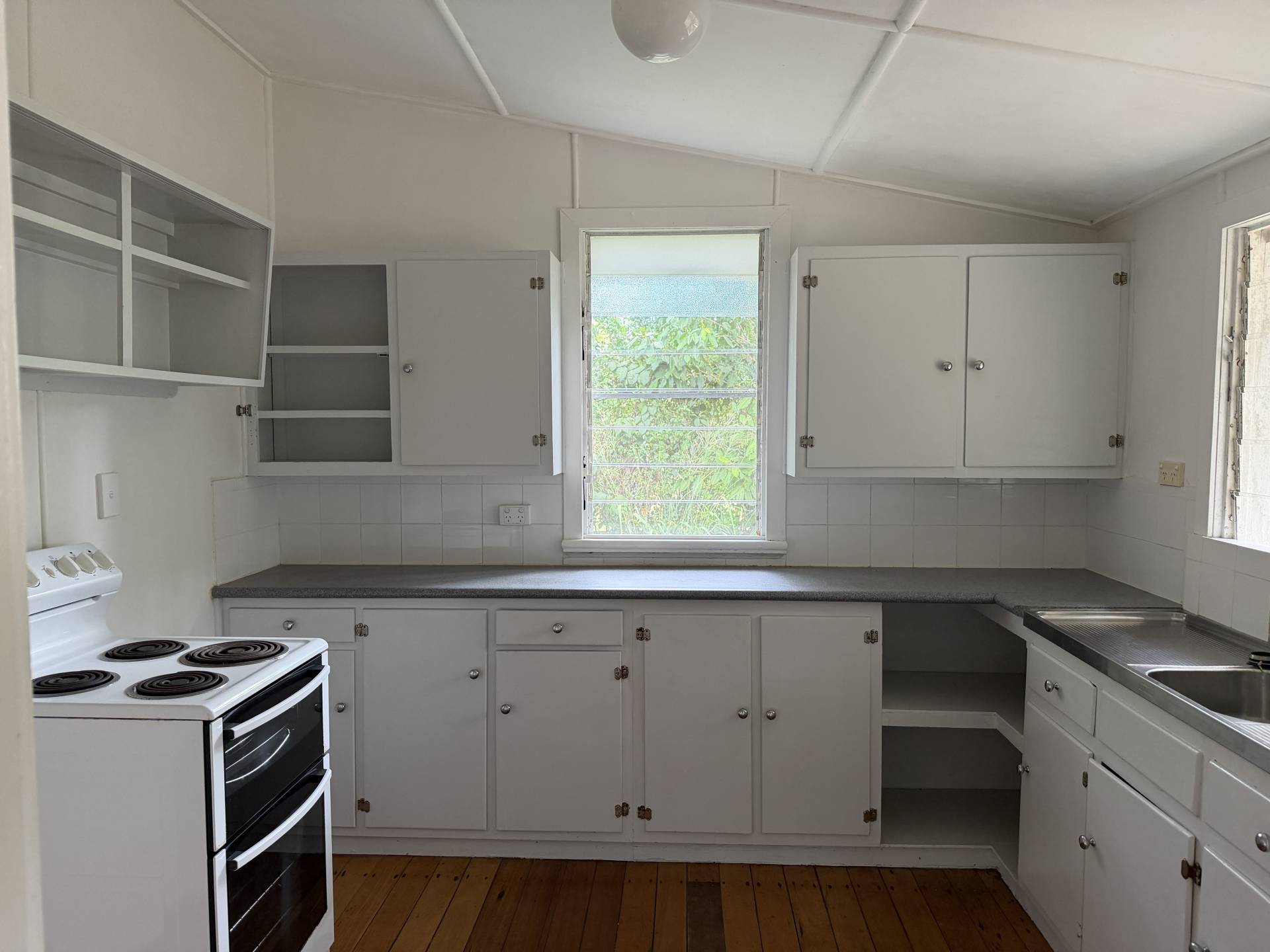 14 Warboys Street, Nelly Bay - Thumbnail 4