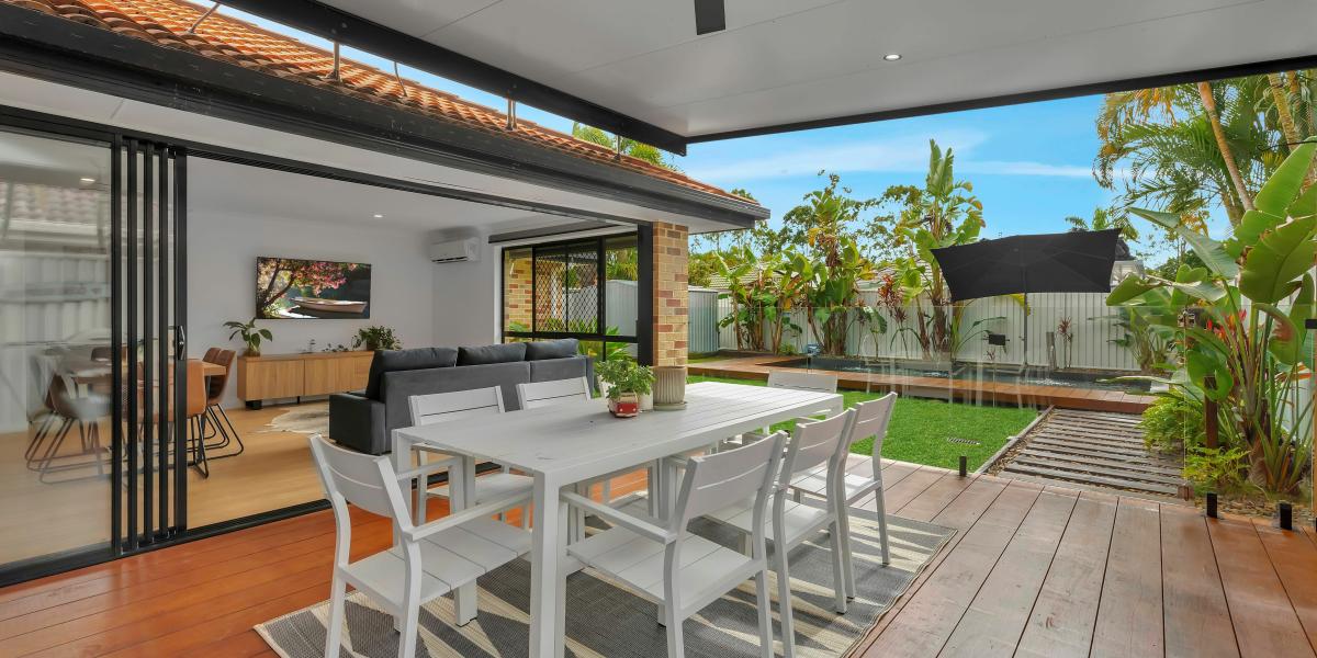 STYLISHLY RENOVATED FAMILY ENTERTAINER!