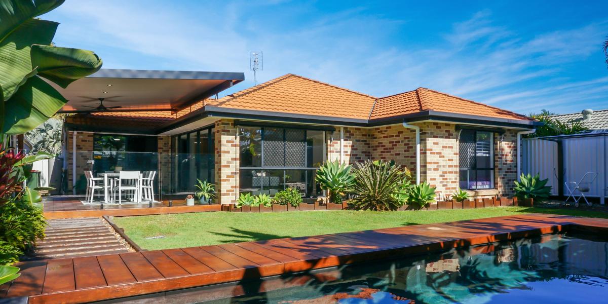 STYLISHLY RENOVATED FAMILY ENTERTAINER!