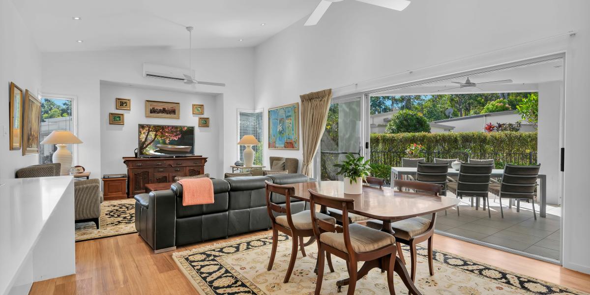 CORNER POSITION, BATHED IN NATURAL LIGHT, SUPERBLY DESIGNED!