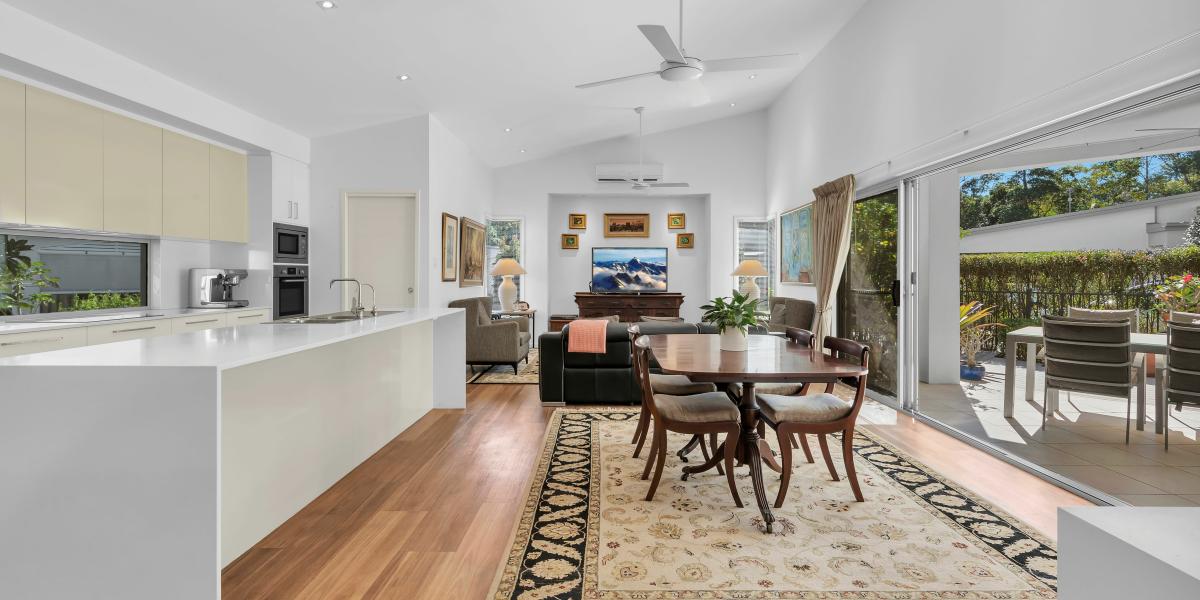 CORNER POSITION, BATHED IN NATURAL LIGHT, SUPERBLY DESIGNED!