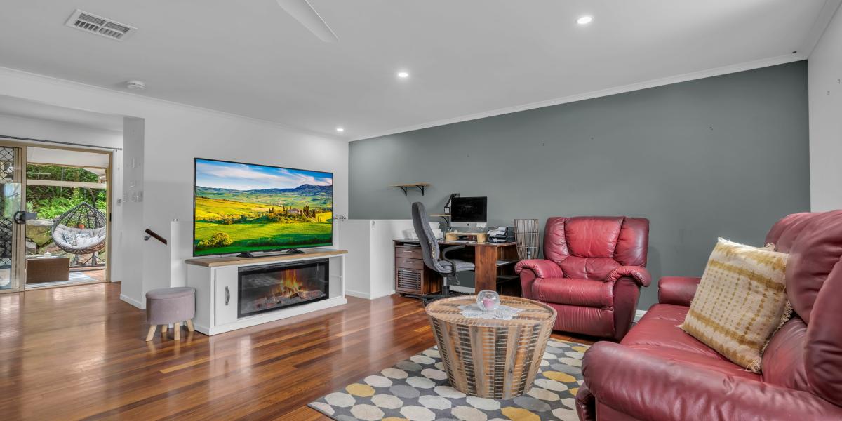 Superb Townhouse with Ducted Air & Solar Power!