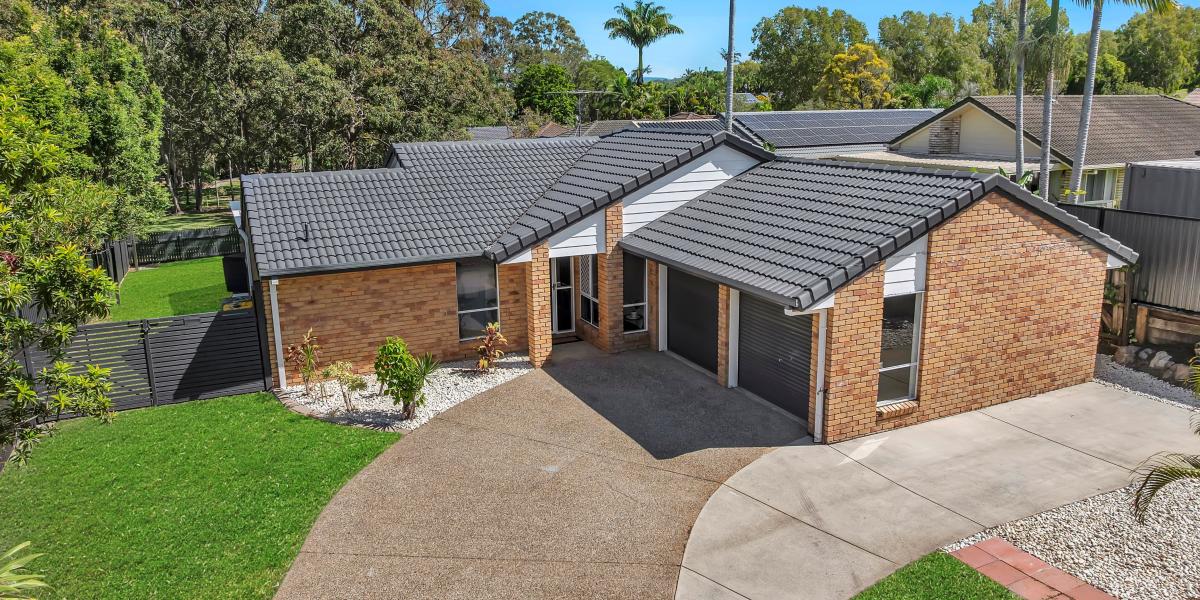 Superb Family Entertainer adjoining Park!