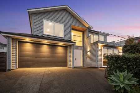 Costal Family Haven With 330m2 Floor Space!