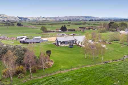 Outstanding Outram-Mosgiel Lifestyle Family home