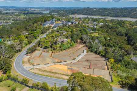  Blank Canvas in the Heart of the North Shore!