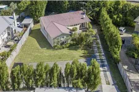 Spacious 4-Bedroom Family Home in Prime Forrest Hill Location 