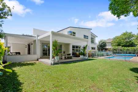 Luxury Living! Golf, Tennis & Kristin School