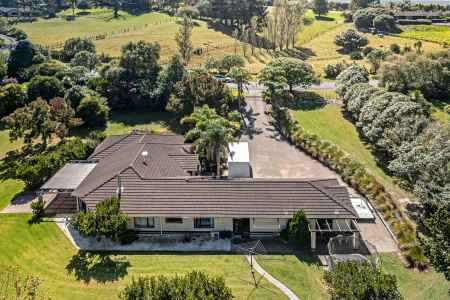 Single-Level Brick & Tile Country Estate on 1.17ha