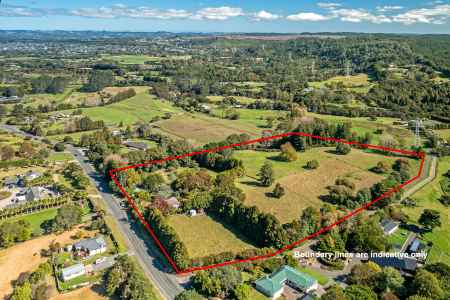 Inviting Cozy Villa on 4ha - Golfers' Retreat!