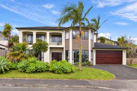 Living in The Oaks! Spacious Family Living