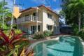 Beachside townhouse just footsteps from Four Mile Beach