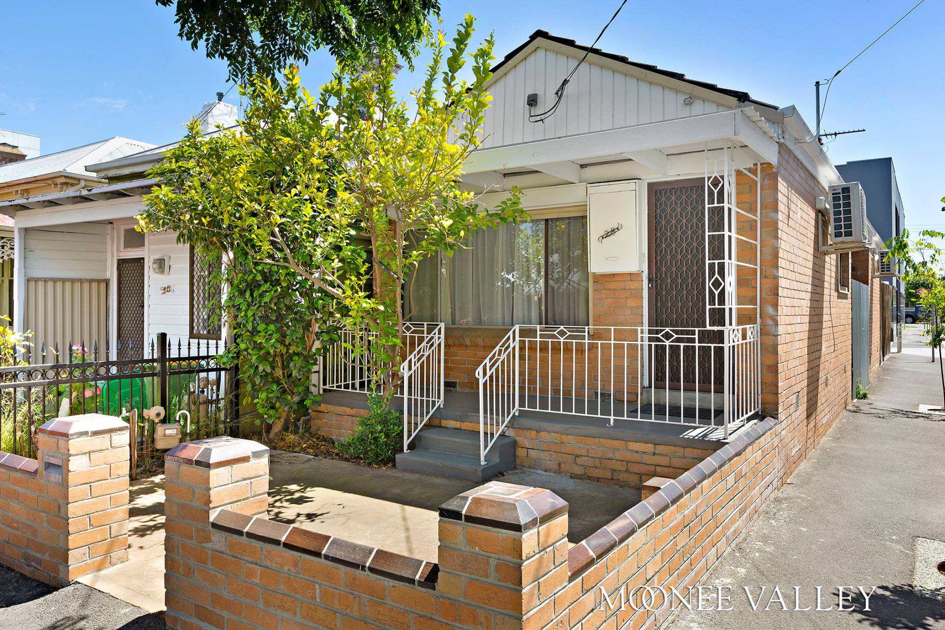 28 Byron St