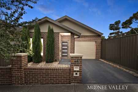 Stylish, Immaculate & Single Level!