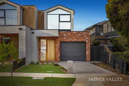 Architectural Excellence & Grand-Scale Luxury