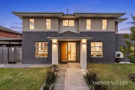 MODERN FAMILY LIVING WITH DOUBLE GARAGE