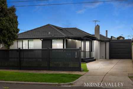 FULLY RENOVATED FAMILY SHOWPIECE WITH PREMIUM FINISHES THROUGHOUT