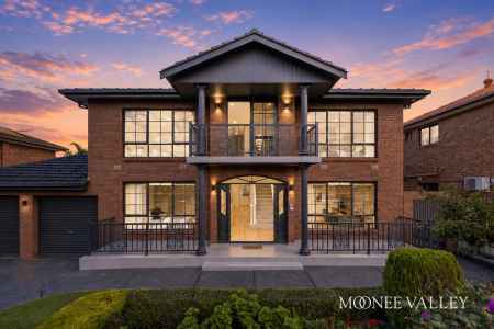 A Residence of Distinction in a Blue-Chip Estate Setting