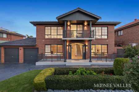 A Residence of Distinction in a Blue-Chip Estate Setting