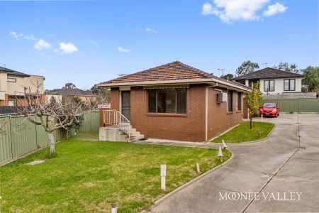 Comfortable Villa Living with Spacious Backyard