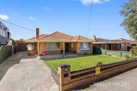 Immaculately Presented Family Home with Multiple Living Areas